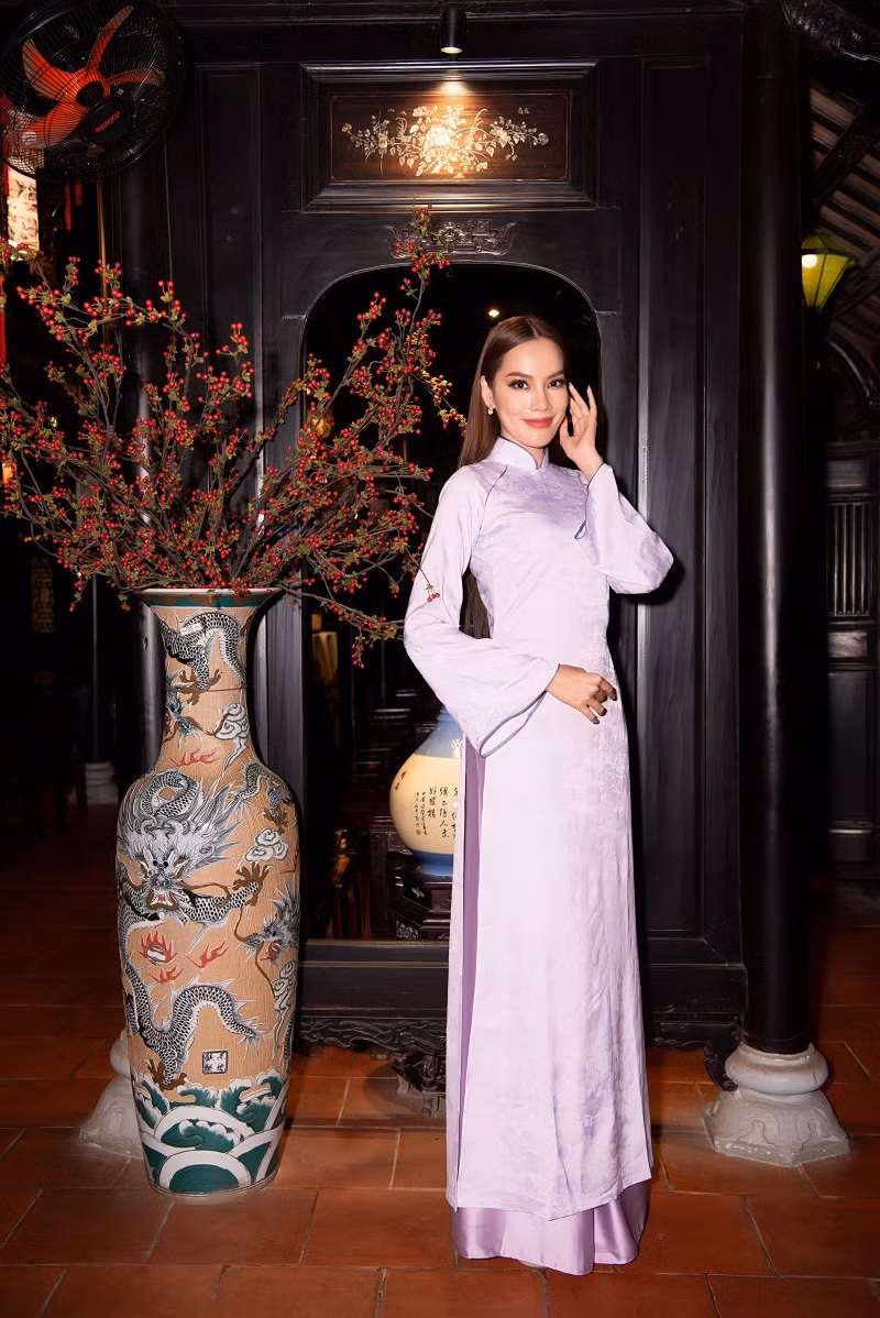 Chiều tối cùng ngày, các thí sinh diện áo dài hoa gấm tham quan khung cảnh cổ kính tựa cố đô xưa, thưởng thức nhã nhạc cung đình Huế.