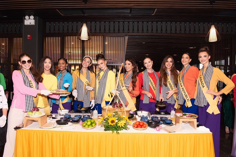 Ngày 15/10, Top 70 thí sinh Miss Grand International 2023 đã có mặt tại thành phố Huế trong tà áo bà ba nền nã cùng những chiếc khăn rằn đặc trưng của miền Nam Việt Nam. Bên cạnh đó, trải nghiệm làm bánh xèo miền Trung được tập thể đoàn MGI 2023 đặc biệt thích thú.