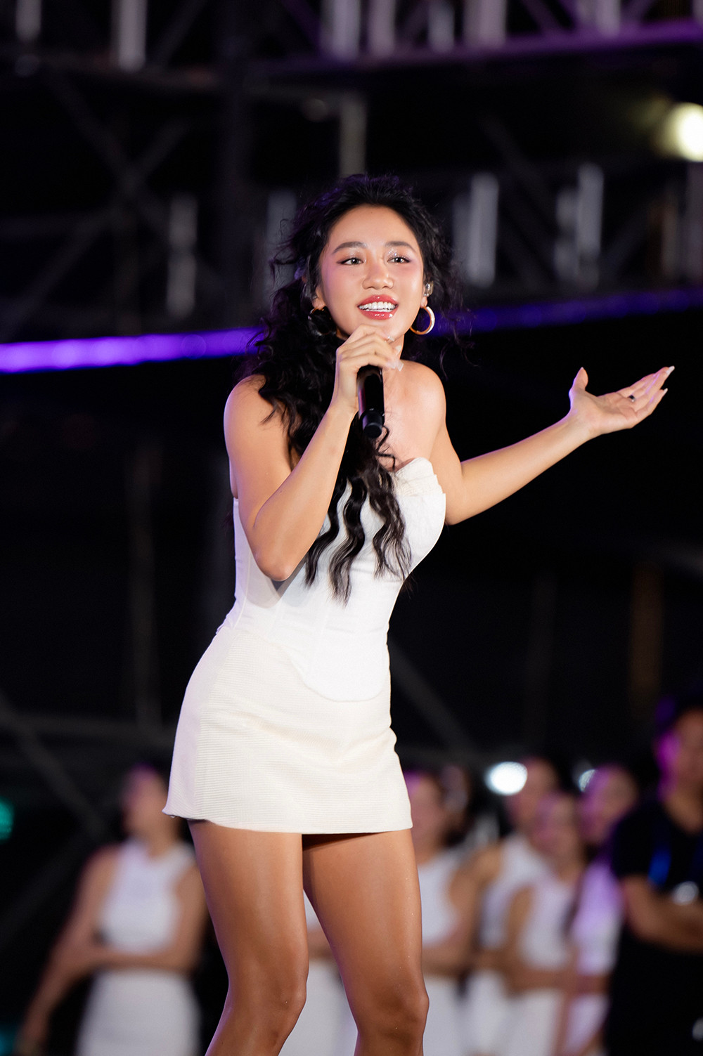 Không chỉ khiến hàng ngàn khán giả thích thú, mãn nhãn khi đến thưởng thức trực tiếp Hò Dô 2023, màn trình diễn bùng nổ khi hát live liên tục 9 bản hit của Văn Mai Hương còn nhận được “cơn mưa” lời khen từ các fan trong nước, quốc tế khi xem trực tuyến chương trình.