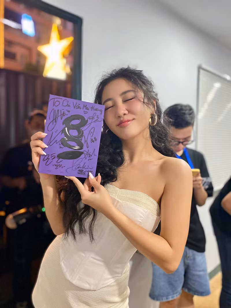 Văn Mai Hương đã gửi tặng album mới nhất của mình đến các thành viên của nhóm nhạc K-Pop và cũng nhận được món quà từ chính Tempest ký tặng.