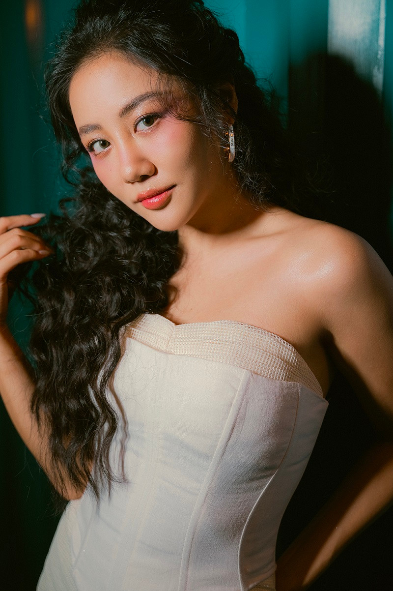 Năm 2023 đánh dấu một năm với nhiều hoạt động nổi bật của Văn Mai Hương. Ngoài phát hành album phòng thu thứ 4 trong sự nghiệp, cô còn liên tục góp mặt trong các hoạt động, chương trình tầm cỡ được tổ chức ở cả trong nước và nước ngoài. Văn Mai Hương cũng là nữ ca sĩ phủ sóng top trending youtube Vietnam trong năm nay với: Đừng xin lỗi nữa (tháng 3), Tôi thương ba (tháng 4), Mưa tháng sáu (tháng 5 + tháng 6), Đại minh tinh (tháng 9 + tháng 10).