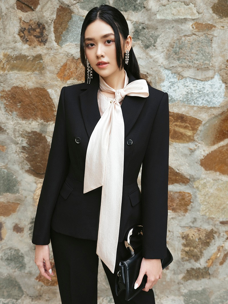 Nàng hậu tiết lộ, phong cách sang trọng không phô trương là sự tinh giản nhưng đẹp theo chất riêng, sự chau chuốt trong từng đường may, kỹ càng trong mọi công đoạn để tạo nên những sản phẩm hoàn hảo.