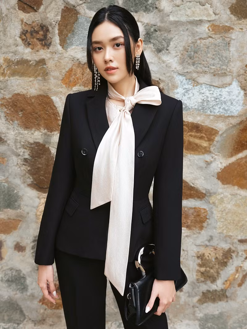 Nàng hậu tiết lộ, phong cách sang trọng không phô trương là sự tinh giản nhưng đẹp theo chất riêng, sự chau chuốt trong từng đường may, kỹ càng trong mọi công đoạn để tạo nên những sản phẩm hoàn hảo.