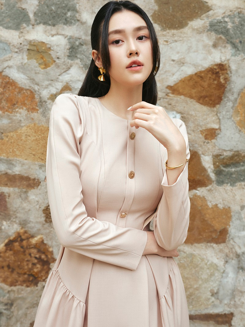 Tường San chia sẻ, cô yêu chuộng phong cách quite luxury và thường xuyên cập nhật thêm kiến thức để mặc đẹp hơn với kiểu mốt này.