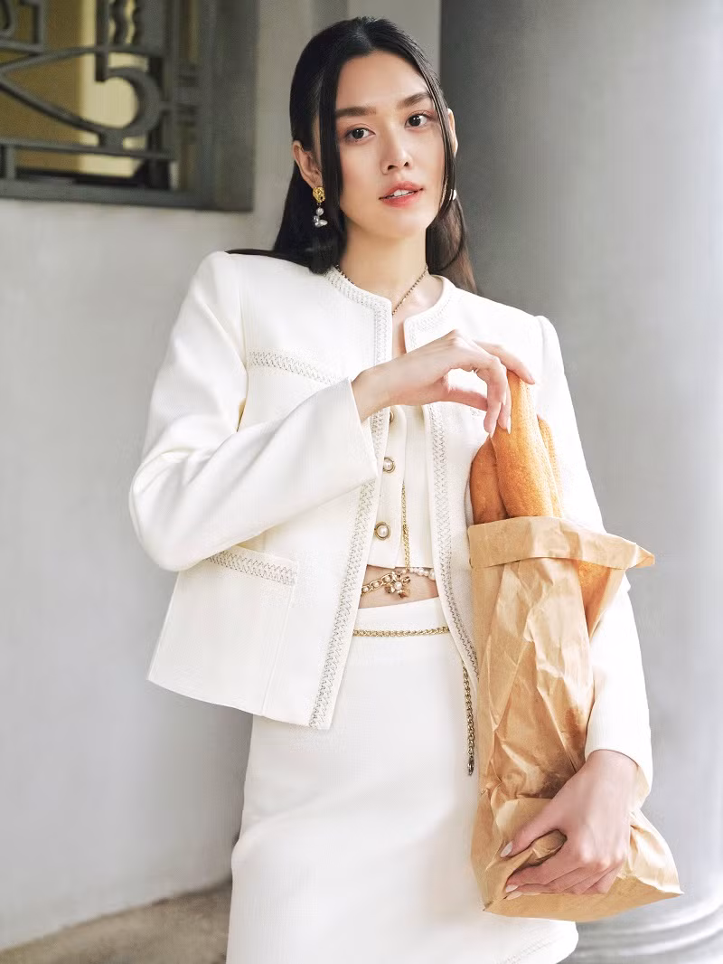 Cô rất khéo léo chọn lựa phom dáng trang phục để tôn lên vẻ đẹp mỏng manh kiêu sa của mình.