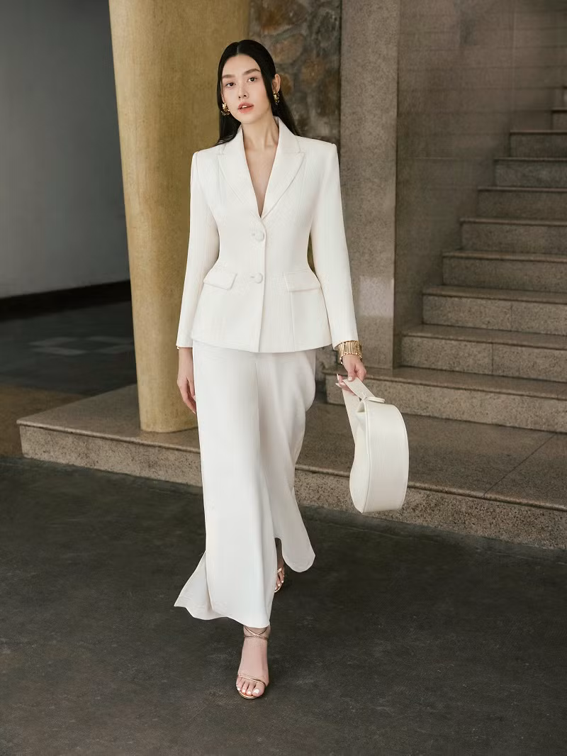 Theo người đẹp, tông màu nâu – be – ghi – xám là cốt lõi để tạo nên nét kiêu hãnh và cuốn hút cho phong cách thời trang này.