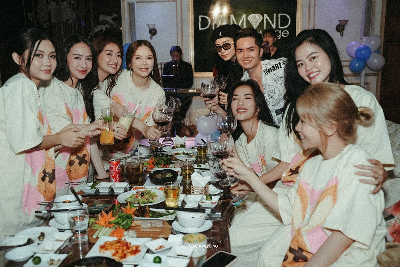 Trong không gian sang trọng, nữ diễn viên Gái già lắm chiêu thoải mái ăn uống, vui đùa cùng những người bạn thân thiết trước ngày về nhà chồng. Cô bày tỏ sự bất ngờ, xen lẫn niềm hạnh phúc khi được Lý Nhã Kỳ yêu quý, cất công tổ chức một buổi tiệc hoành tráng và đáng nhớ.