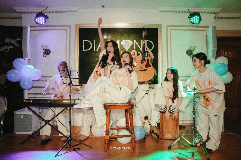 Dưới phần bình luận, nhiều bạn bè, đồng nghiệp lẫn khán giả bày tỏ sự thích thú trước những khoảnh khắc nhắng nhít của dàn nghệ sĩ tại buổi tiệc. Bên cạnh đó, không ít cư dân mạng ngưỡng mộ độ chịu chơi của Lý Nhã Kỳ khi dành tặng người em trong nghề một món quà tinh thần đặc biệt trước ngày trọng đại.