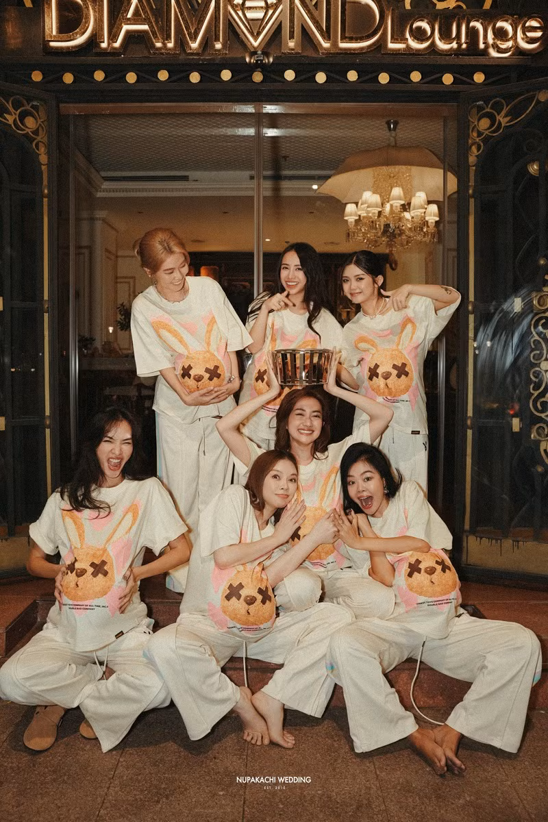 Nữ diễn viên chia sẻ, cô mừng cho đàn em nhưng không nóng vội vì tin vào duyên số. Người đẹp không tuổi cũng mong chờ ngày mình tìm được người phù hợp để sớm yên bề gia thất.