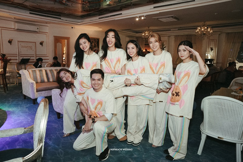 Sao phim Gió nghịch mùa ngưỡng mộ bởi sự thấu hiểu, sẵn sàng thay đổi vì nhau của cặp đôi. Lý Nhã Kỳ từng hứa sẽ đến dự lễ cưới của cặp đôi và trực tiếp tham gia bắt hoa cưới. Cô hy vọng nhận "vía" của Phương Lan để sớm tìm được một nửa tâm đầu ý hợp.