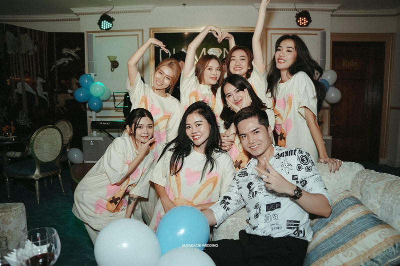 Mọi người diện trang phục trẻ trung, thoải mái “bung xõa" và gửi lời chúc mừng đến cô dâu Phương Lan.