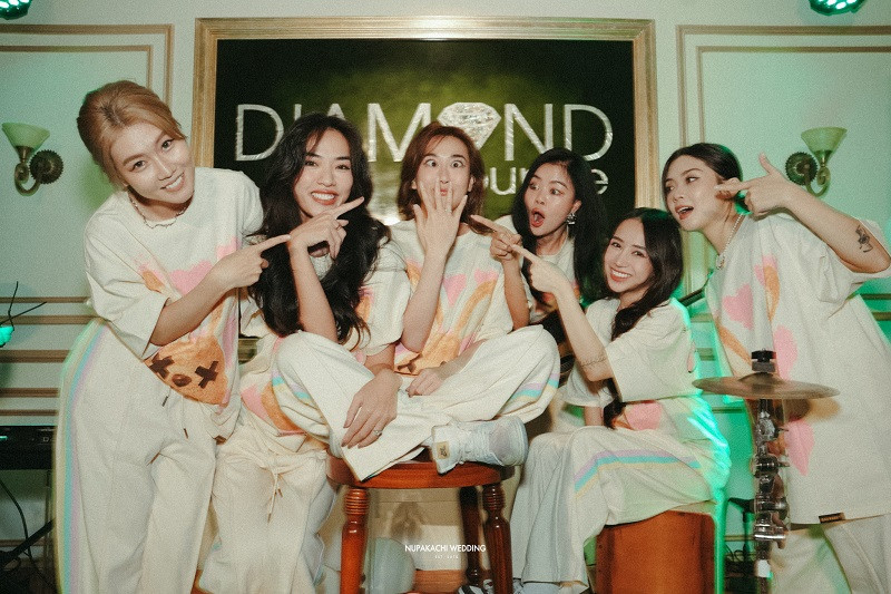 Lý Nhã Kỳ và Phương Lan có mối quan hệ thân thiết khi cùng tham gia một số chương trình truyền hình. Sự hài hước, duyên dáng và chân thành của đàn em khiến diễn viên Kiều nữ và đại gia ấn tượng. Sau những lần làm việc chung, cả hai chị em dần thân thiết và gắn bó hơn.