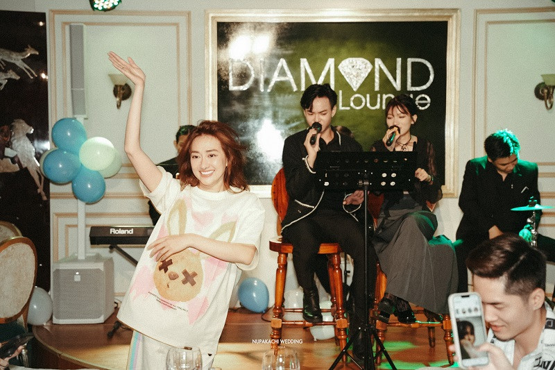 Trên trang cá nhân, Phương Lan chia sẻ: “Tháng 11 là tháng đặc biệt đối với em. Ngày 11/11 là ngày độc thân, em được chị Lý Nhã Kỳ tổ chức tiệc độc thân trước khi em gái lấy chồng. Cảm ơn mọi người dành thời gian đến với em".