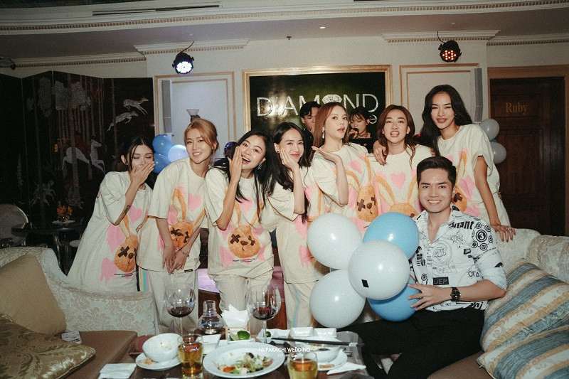 Ly Nha Ky to chuc tiec doc than hoanh trang cho Phuong Lan