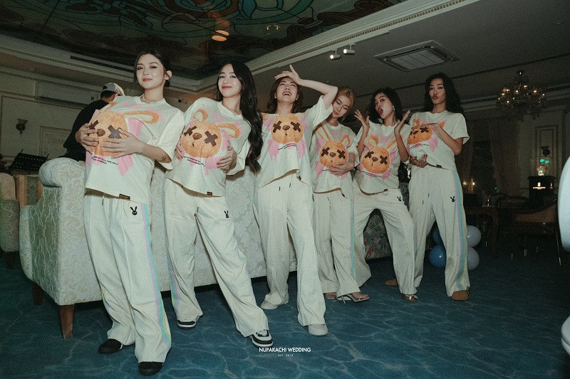 Lý Nhã Kỳ cho biết, khi biết Phương Lan sắp lấy chồng, cô hạnh phúc lây cho đàn em và ấp ủ việc thực hiện một buổi tiệc để chúc mừng nữ diễn viên gốc Huế, đồng thời lưu giữ những khoảnh khắc vui vẻ cùng nhau trước ngày Phương Lan lập gia đình.