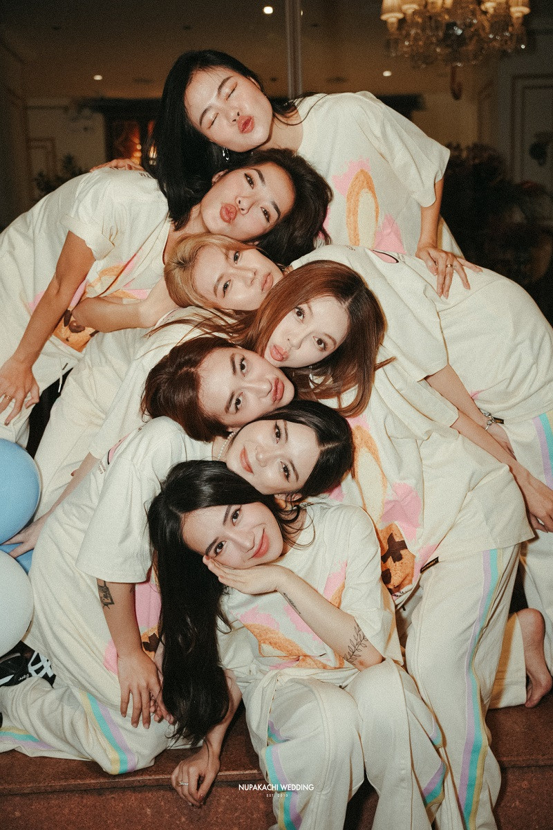 Thời gian qua, Lý Nhã Kỳ thường xuyên góp mặt trong đám cưới của các đàn em. Trước Phương Lan, cô là khách mời trong tiệc cưới của Puka - Gin Tuấn Kiệt.