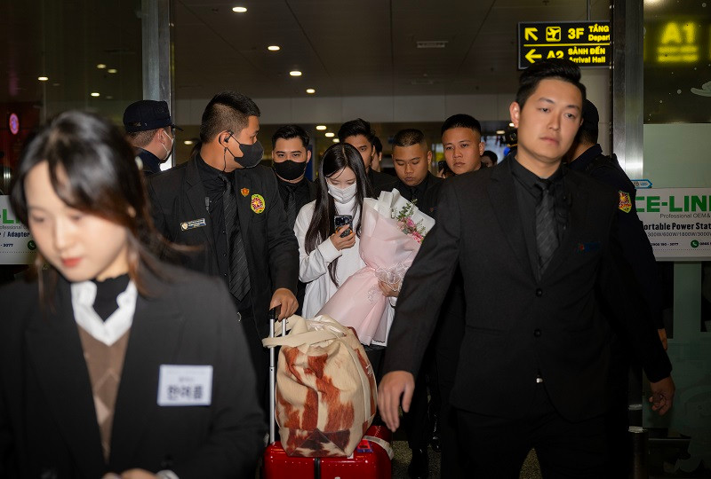 Hyomin đã đáp chuyến bay tối muộn từ sân bay Incheon (Hàn Quốc) và có mặt tại sân bay Nội Bài vào khoảng 23h ngày 19/12.