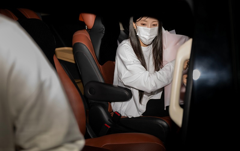 Sau khi đặt chân xuống sân bay, Hyomin có thời gian nghỉ ngơi tại khách sạn gần địa điểm tổ chức sự kiện. Để đảm bảo sự riêng tư, mọi thông tin về nữ idol đều được giữ bí mật.