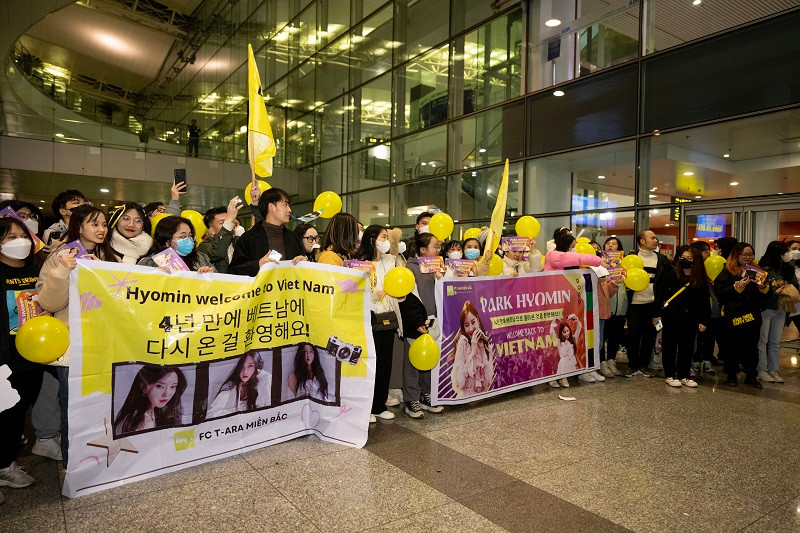 Bên cạnh Hyomin, sự kiện còn có sự góp mặt của dàn khách mời nổi tiếng như: Á hậu Phương Nga, ca sĩ Han Sara, Rapper J'kyun, youtuber Cheri Hyeri...