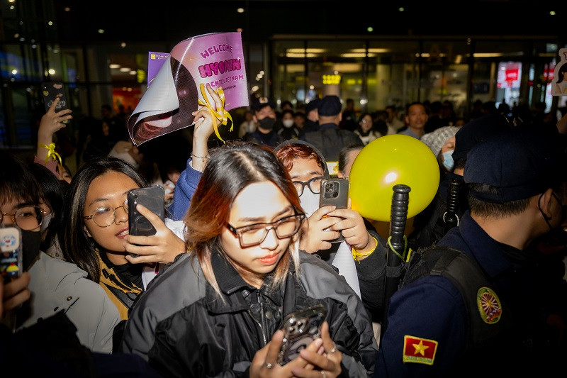 Trước khi Hyomin xuất hiện, đã có rất đông các V-Min không quản quãng đường xa, thời tiết giá rét, có mặt tại sân bay từ sớm để chào đón lần trở lại Hà Nội này của cô nàng.