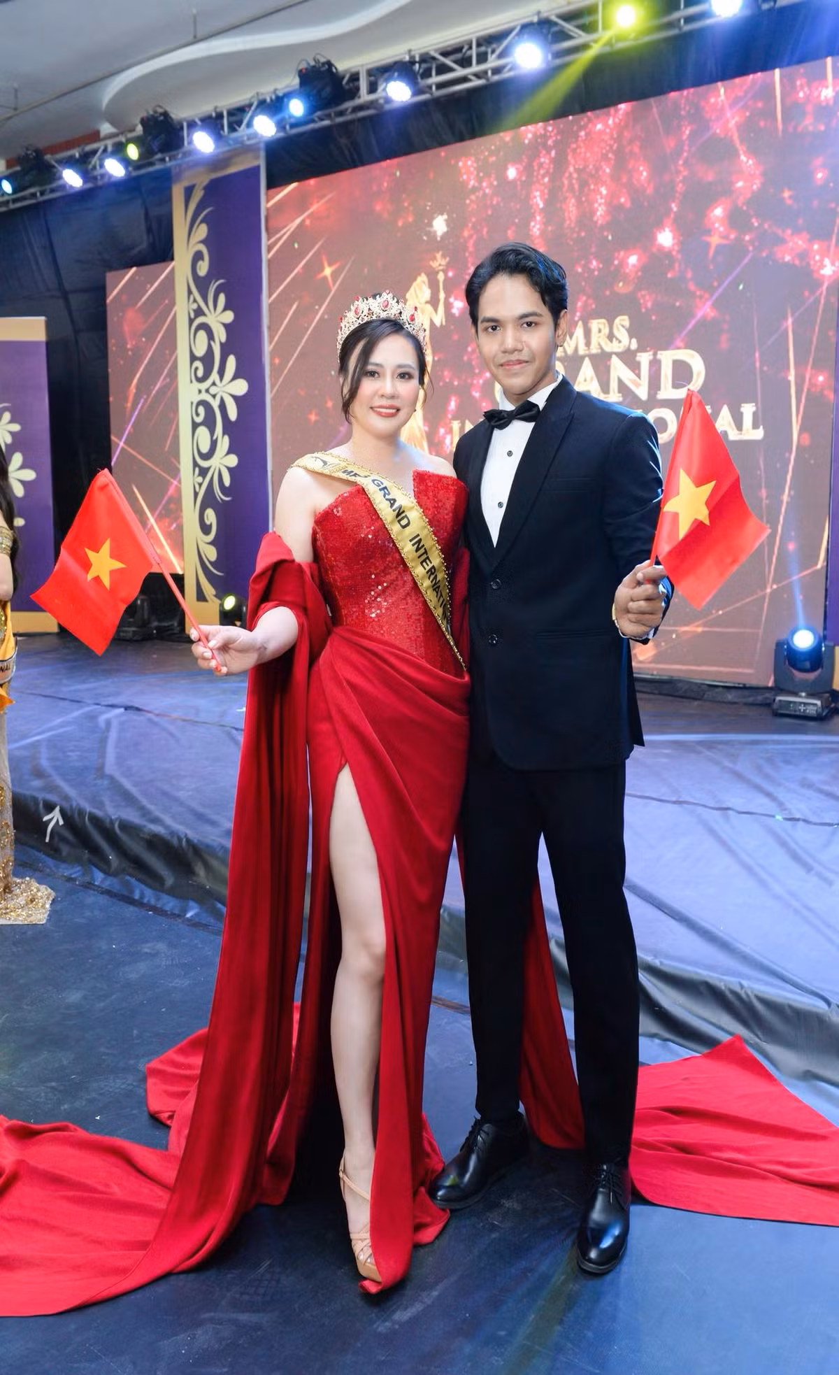 Phan Kim Oanh lap ky tich, tiep tuc giu vuong mien Mrs Grand International-Hinh-3