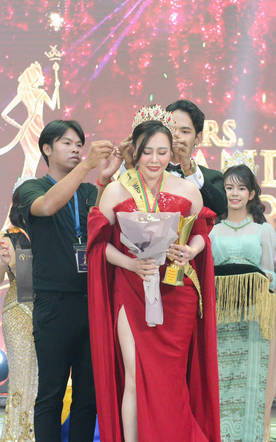 Phan Kim Oanh lap ky tich, tiep tuc giu vuong mien Mrs Grand International-Hinh-2