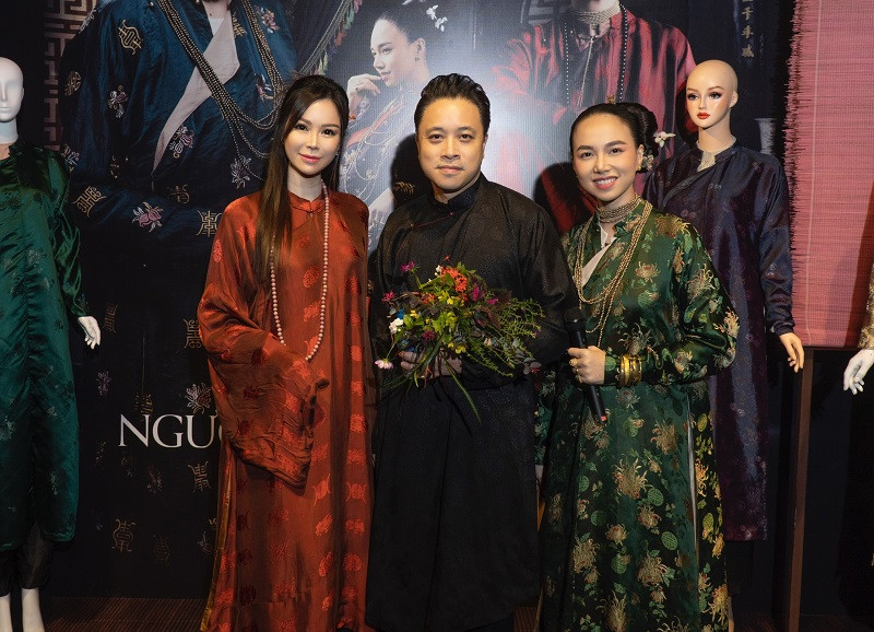 Đào Lan Phương chụp ảnh cùng vợ chồng đạo diễn Victor Vũ - Đinh Ngọc Diệp trong sự kiện giới thiệu phim trước đó.