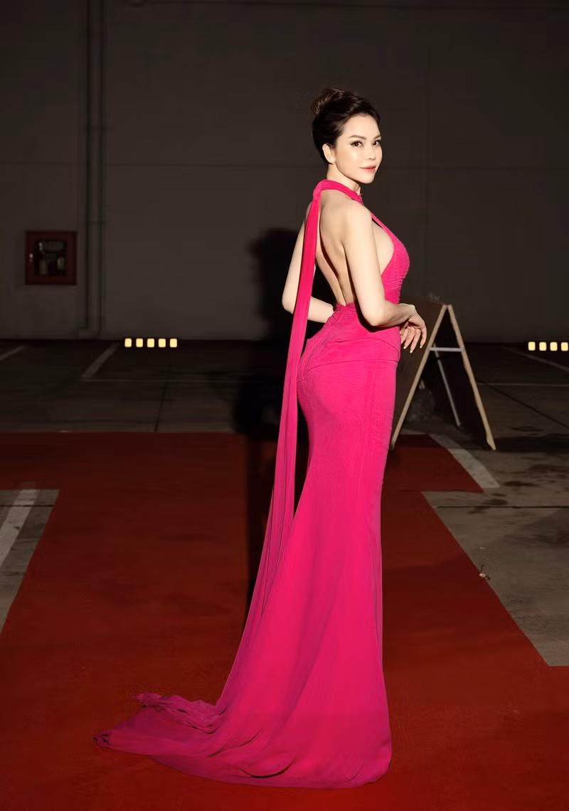 Bộ trang phục khoe trọn "thắt đáy lưng ong" của Đào Lan Phương. Đặc biệt, dải lụa hồng bay bổng khiến tổng thể hình ảnh của cô thêm phần hút mắt.
