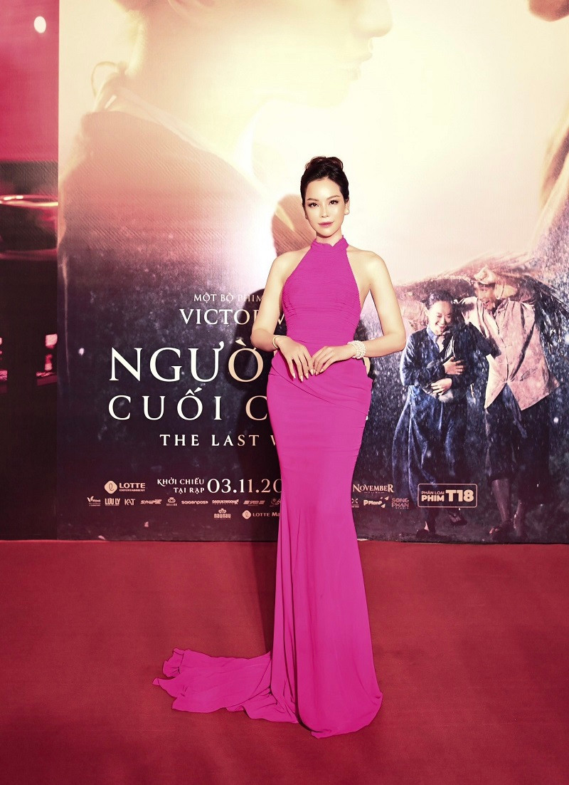 Tối 31/10, tại buổi ra mắt phim điện ảnh Người vợ cuối cùng của đạo diễn Victor Vũ ở TPHCM, cựu siêu mẫu, doanh nhân Đào Lan Phương - con dâu ông Hoàng Kiều đã tham dự trong vai trò nhà đầu tư sản xuất phim.