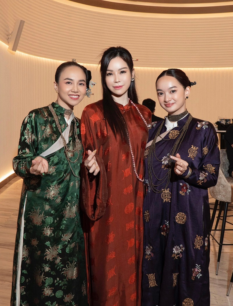 Nữ doanh nhân bên Đinh Ngọc Diệp và nữ chính phim Người vợ cuối cùng - diễn viên Kaity Nguyễn.