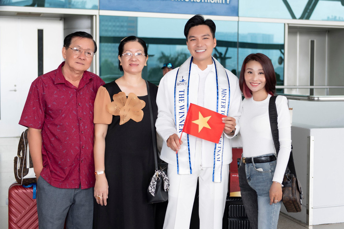 Quốc Trí cho biết, anh phấn chấn tinh thần khi có ba mẹ, cùng người thân, bạn bè bên cạnh trước khi lên máy bay.