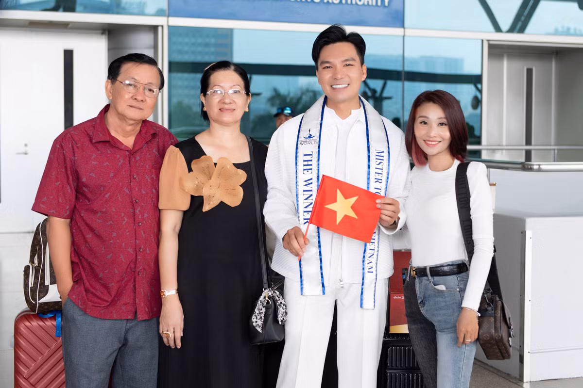 Quốc Trí cho biết, anh phấn chấn tinh thần khi có ba mẹ, cùng người thân, bạn bè bên cạnh trước khi lên máy bay.