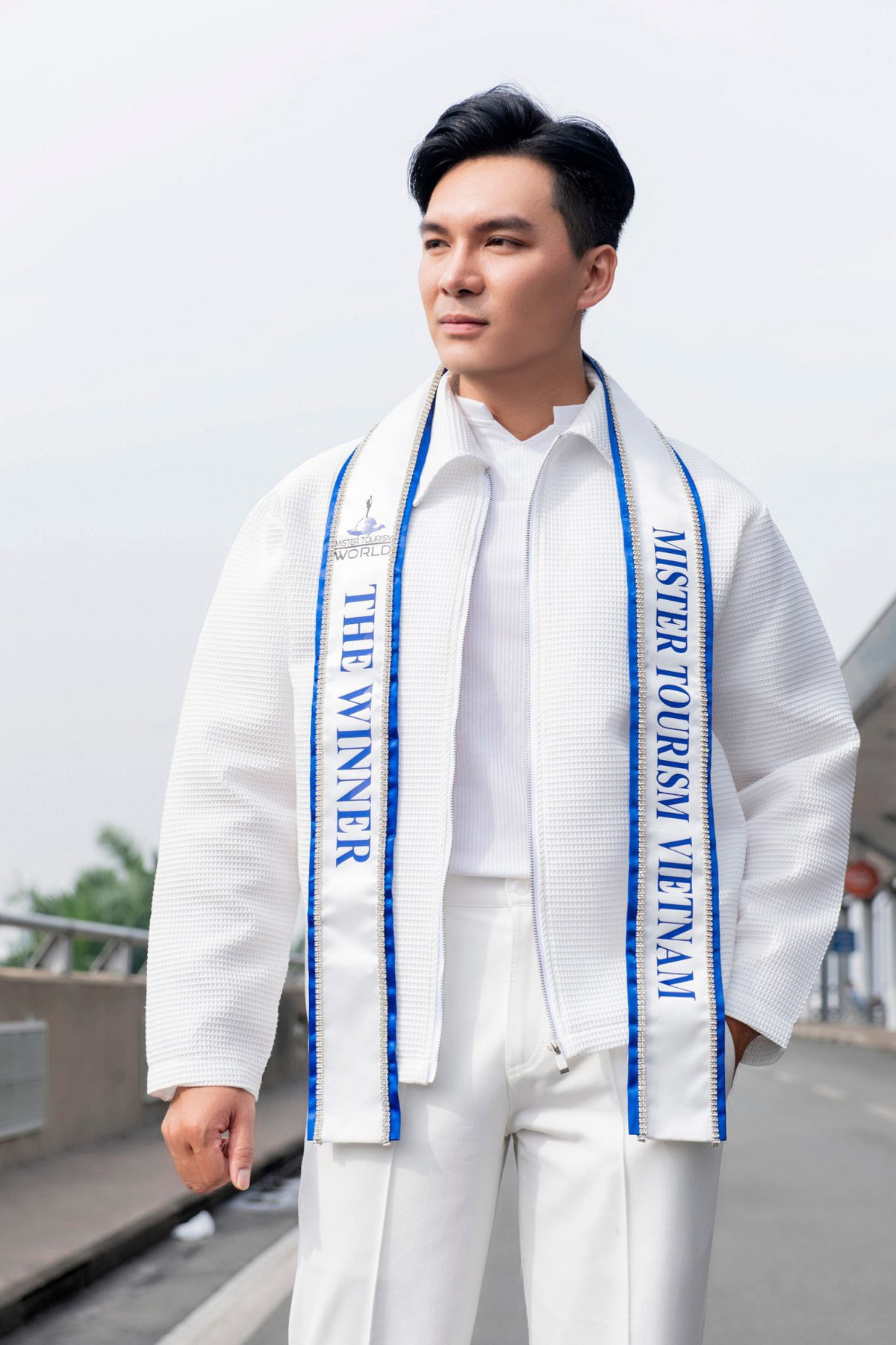 Anh chọn trang phục đơn giản vì lịch trình bay nối chuyến hơn 40 tiếng với ba chặng bay quốc tế mới đến được Salvador da Bahia, Brazil.