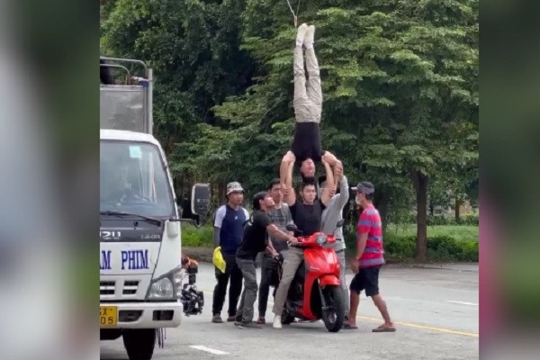 Quoc Co - Quoc Nghiep xin loi sau on ao “chong dau di xe may