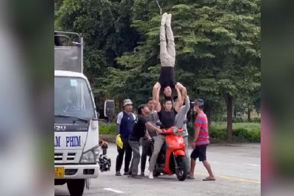 Quoc Co - Quoc Nghiep xin loi sau on ao “chong dau di xe may