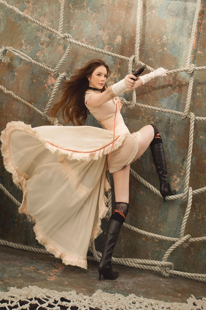 Nếu Megan Fox được nhắc đến như "quả bom sex" của Hollywood thì Lý Nhã Kỳ cũng là "quả bom sex" của showbiz Việt.