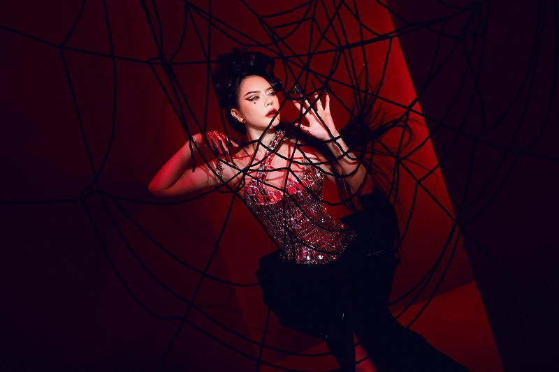 Liên tục xuất hiện trong loạt bom tấn khủng của nhà Marvel, Scarlett Johansson mang đến một "đả nữ" Black Widow không chỉ tài năng xuất chúng, võ thuật điệu nghệ mà còn vô cùng quyến rũ và lôi cuốn. Lý Nhã Kỳ đã kế thừa thần thái này khi chọn hóa thân vào bộ ảnh Halloween.