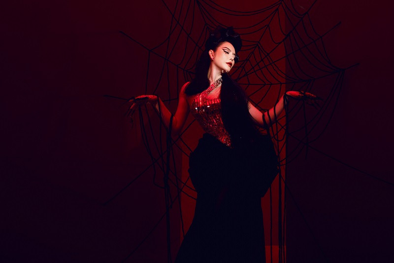 Có được điều đó là nhờ sự đầu tư chỉn chu từ trang trục, trang điểm và thần thái đỉnh cao của "nữ hoàng thảm đỏ".