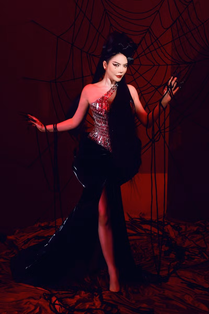 Ở trang phục thứ hai, Lý Nhã Kỳ hoá thân thành nhân vật của Black Widow ma mị nhưng vẫn không kém phần quyến rũ và quyền lực.