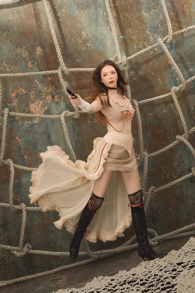 Không chỉ gây chú ý với trang phục gợi cảm, nữ diễn viên còn ghi điểm với cách tạo dáng chuyên nghiệp, gương mặt thần thái.