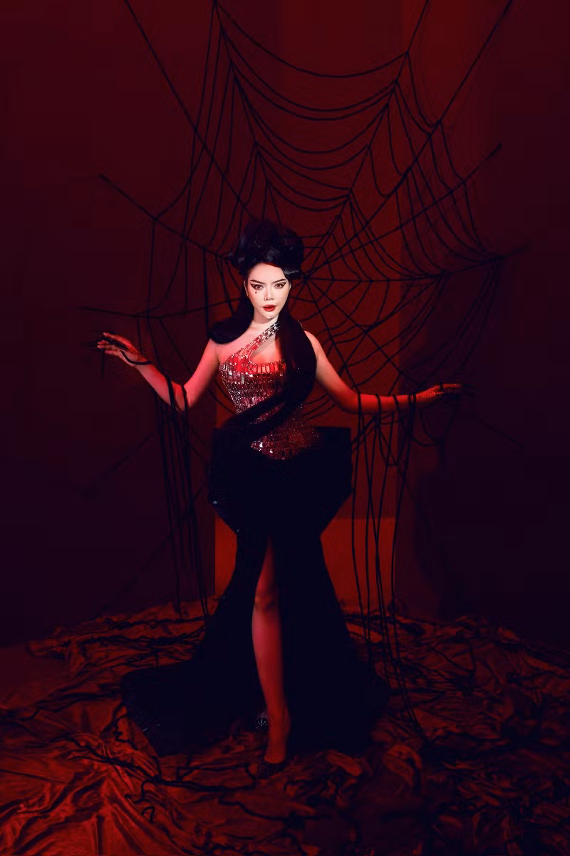 Với thần thái chuyên nghiệp và vẻ đẹp gợi cảm, Lý Nhã Kỳ đã lột tả thành công ý nghĩa của bộ ảnh.