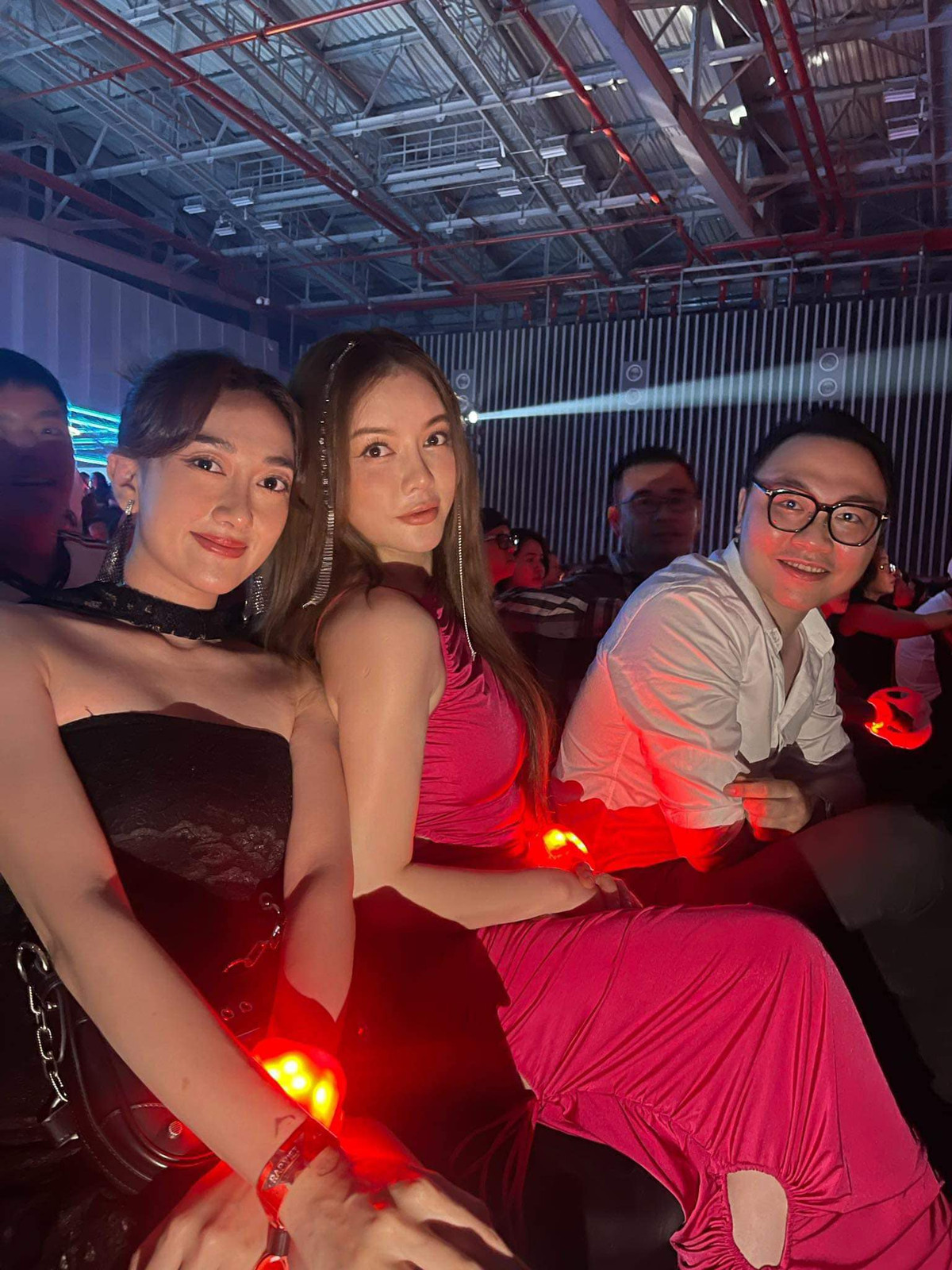 Lý Nhã Kỳ tạo dáng cùng diễn viên Phương Lan tại sự kiện.