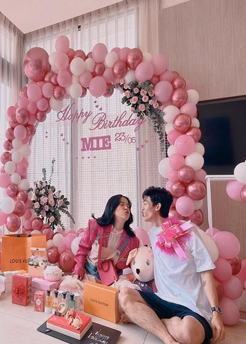 Đôi uyên ương bên nhau như hình với bóng.