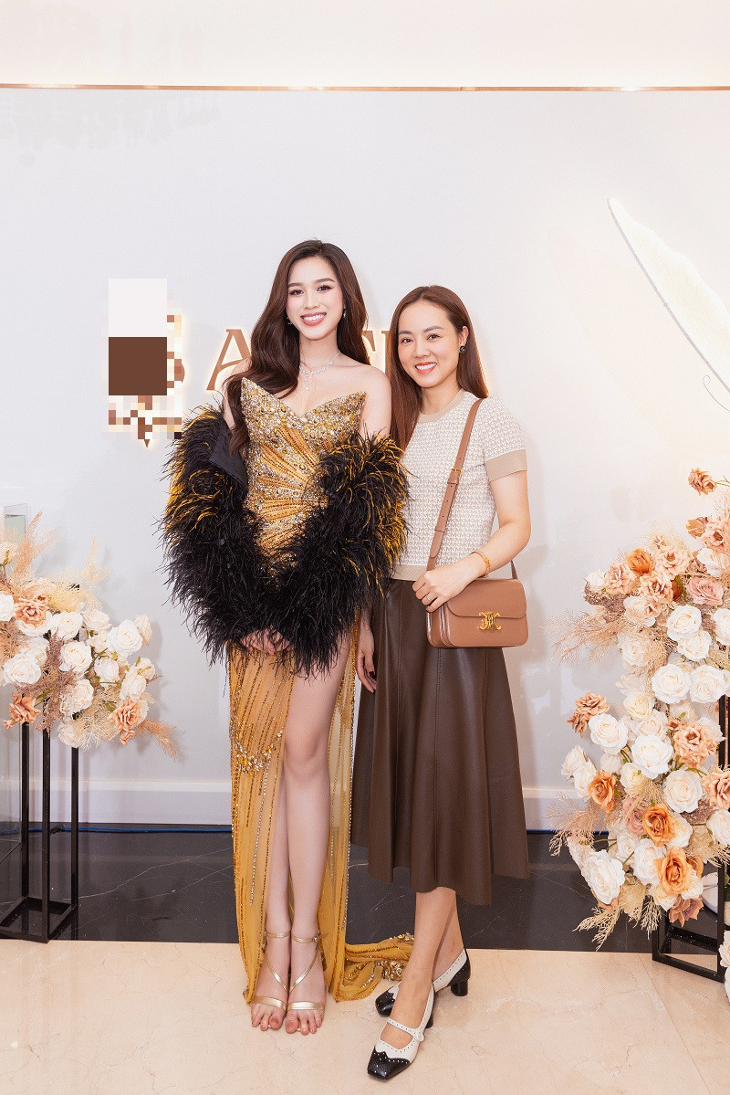 Ngọc Hà - vợ NSND Công Lý cũng đến chúc mừng Hoa hậu Đỗ Thị Hà và Chi Hoàng.