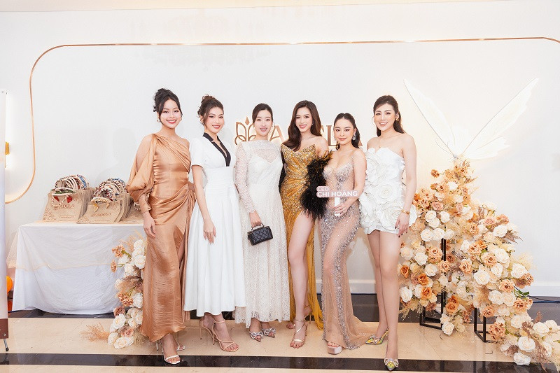 Tại sự kiện, dàn mỹ nhân đình đám của Vbiz đã đến chúc mừng Đỗ Thị Hà và Chi Hoàng: Đỗ Mỹ Linh, Dương Tú Anh, Nguyễn Lê Ngọc Thảo, Đào Hiền...