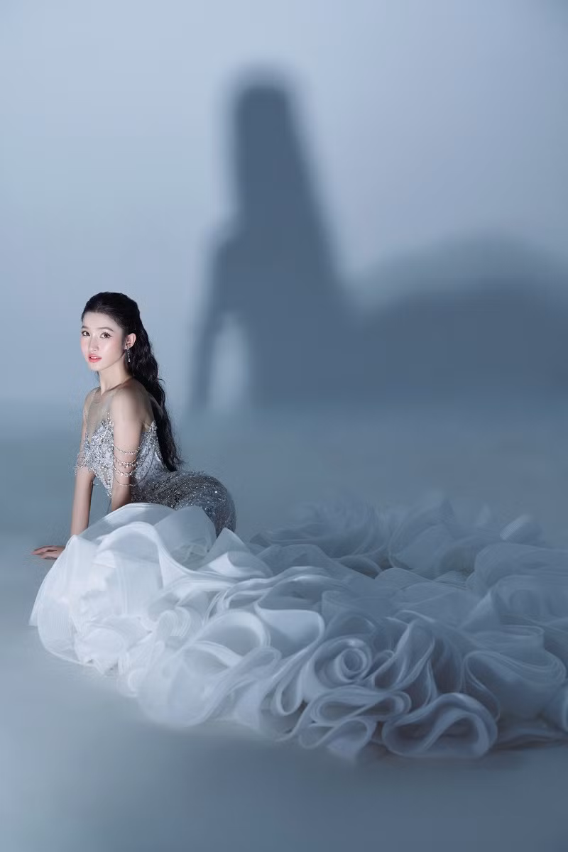 Đây là bộ trang phục NTK và Phương Nhi lên ý tưởng, gửi gắm hy vọng sẽ là đôi cánh để giúp đại diện Việt Nam bay cao như những đám mây, chạm tay đến chiến thắng trong đấu trường nhan sắc quốc tế Miss International 2023.