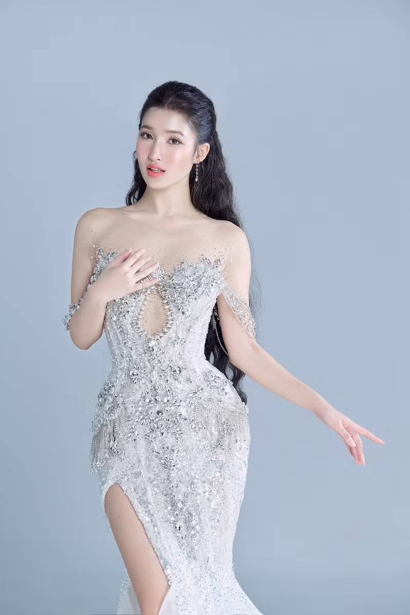 Khác với form dáng bung xoè của Ngọc Phương Đông, Thanh Vân là mẫu dạ hội dáng đuôi cá có thiết kế chân mây bồng bềnh. Chiếc váy vừa đủ kín đáo kết hợp thêm đường xẻ gợi cảm, tôn vóc dáng thanh mảnh của nàng hậu.