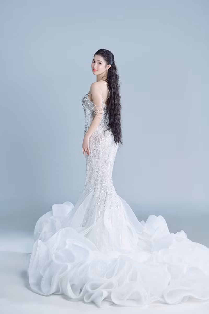 Á hậu Phương Nhi tuyệt đẹp khi diện bộ trang phục kiêu sa, lộng lẫy chuẩn bị cho chung kết.