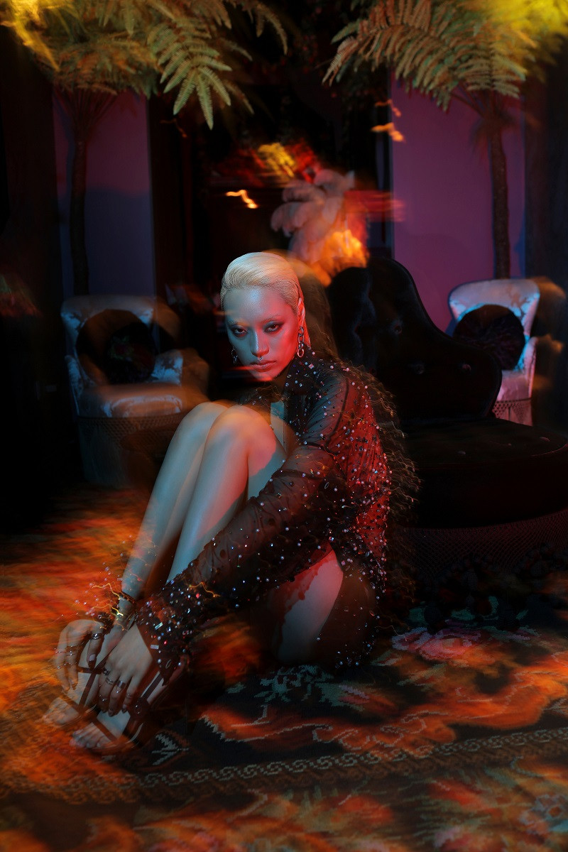 Đây không chỉ là con số ấn tượng xuyên suốt bề dày sự nghiệp của riêng anh, mà còn vượt xa mọi giới hạn mà làng mốt Việt từng cố gắng ghi dấu trong địa hạt thời trang cao cấp.