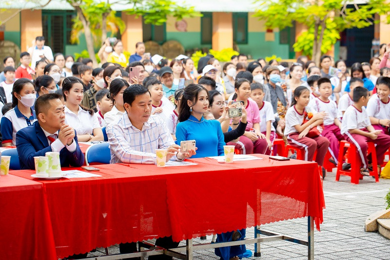 Hoa hau Nguyen Thanh Ha khoi dong du an “Tieng Anh cong dong“-Hinh-2